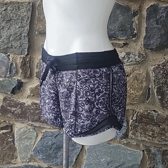 Lululemon  Rare Hotty Hot II 2.5” Size 6 - Picture 3 of 8